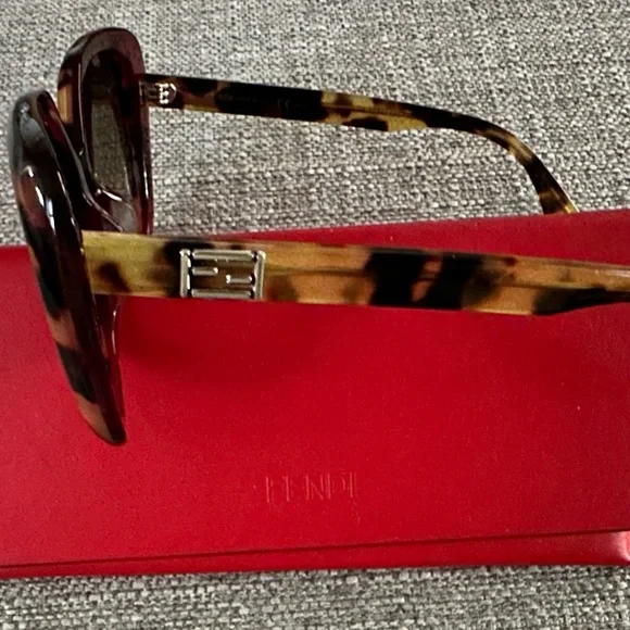 Fendi Oversized sunglasses. No signs of wear. FENDI EYEWEAR Rimless oval-frame crystal-embellished gold  main image 4